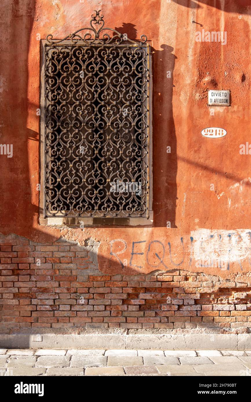 Facciata di un antico palazzo abbandonato a Venezia Foto Stock