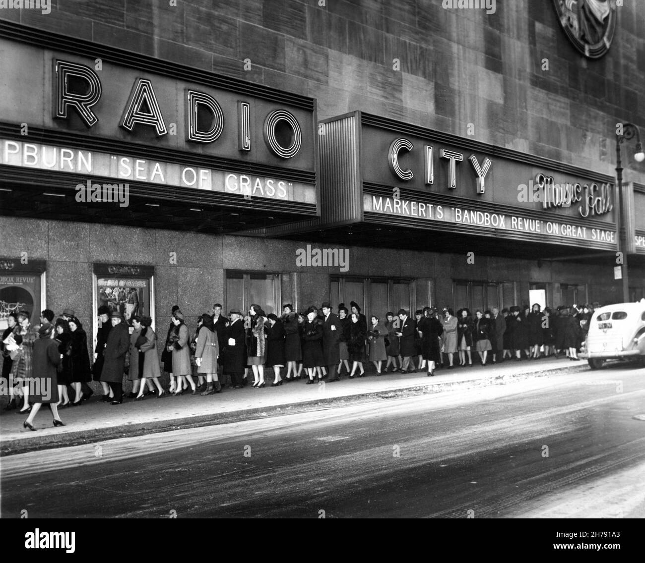 Queue / Line of Movie Patrons Outside radio City Music Hall New York Movie Theater nel febbraio 1947 quando mostra SPENCER TRACY e KATHARINE HEPBURN NEL MARE DI ERBA 1947 regista ELIA KAZAN romanzo Conrad Richter Metro Goldwyn Mayer Foto Stock