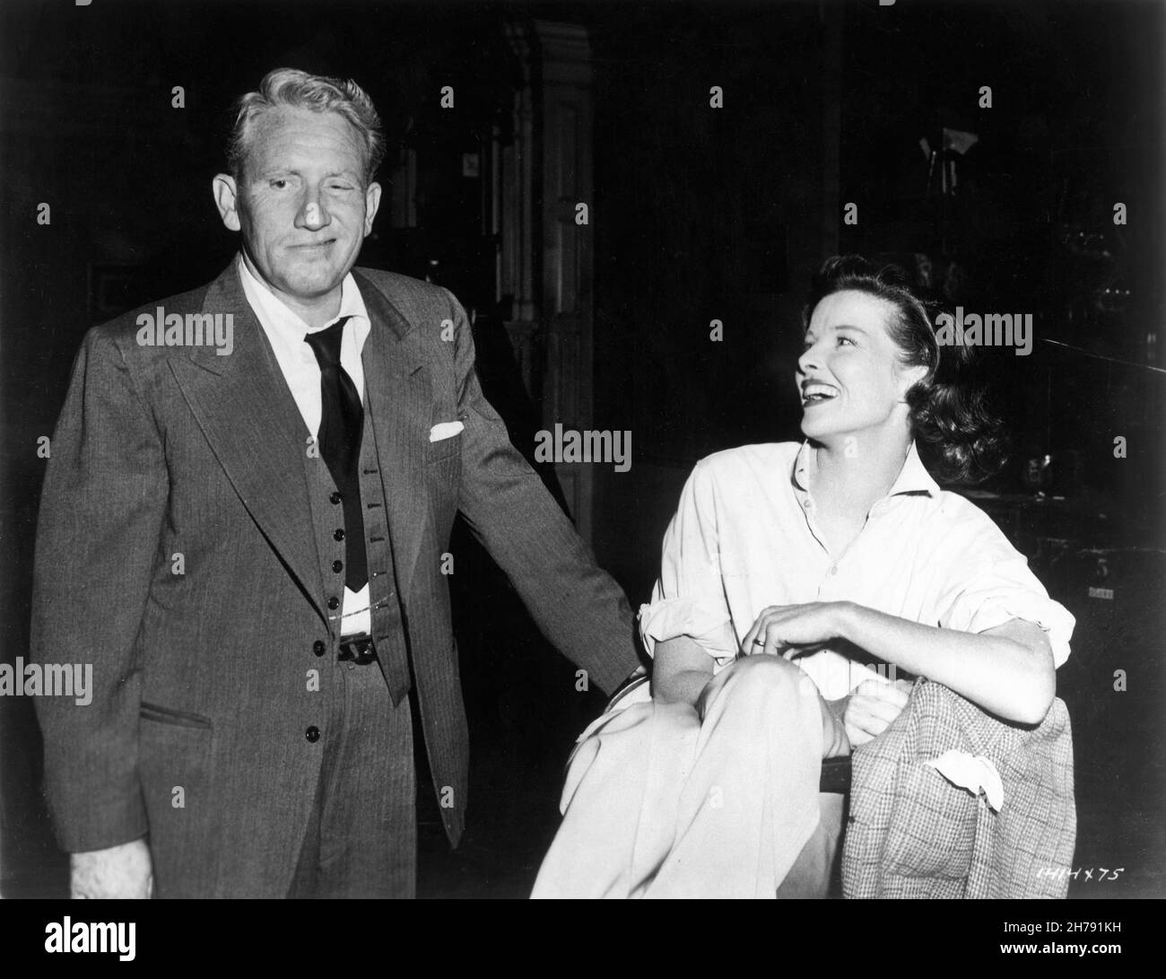 SPENCER TRACY e KATHARINE HEPBURN sul set candid durante le riprese del regista DI STATO DELL'UNIONE 1948 FRANK CAPRA giocare Howard Lindsay e Russel Crouse Liberty Films / Metro Goldwyn Mayer Foto Stock