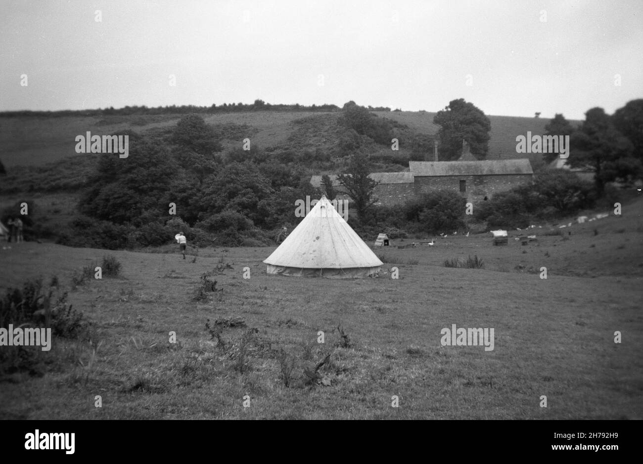 1939, storico, in un campo scout a Ringmore, Devon, Inghilterra, Regno Unito, una tradizionale tenda di tela a forma conica piantata in un campo su una collina. Foto Stock