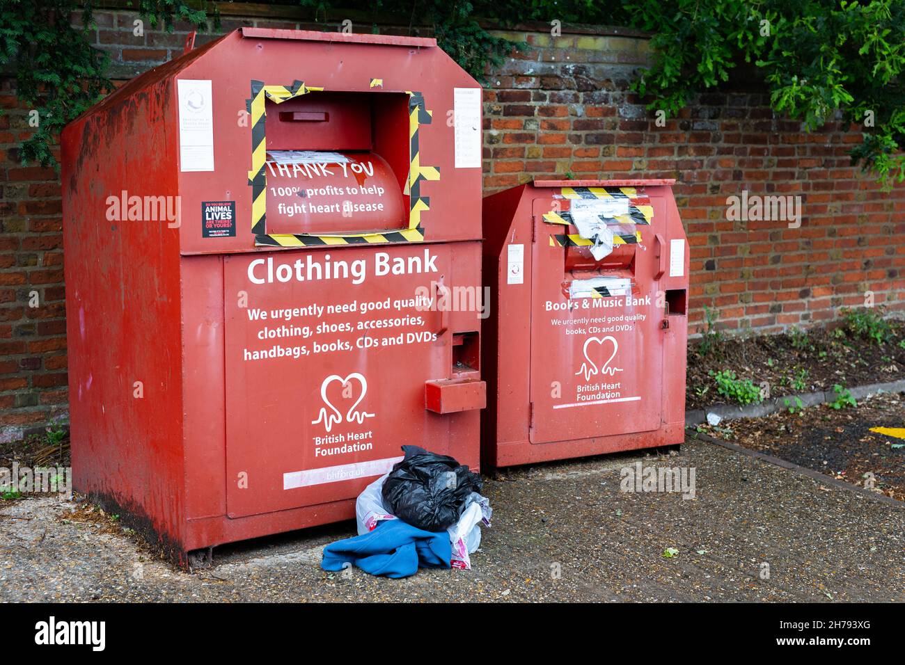 Woodbridge Suffolk UK Luglio 12 2021: Bidoni donazioni benefiche che raccolgono abiti, libri e intrattenimenti per British Heart Foundation Foto Stock