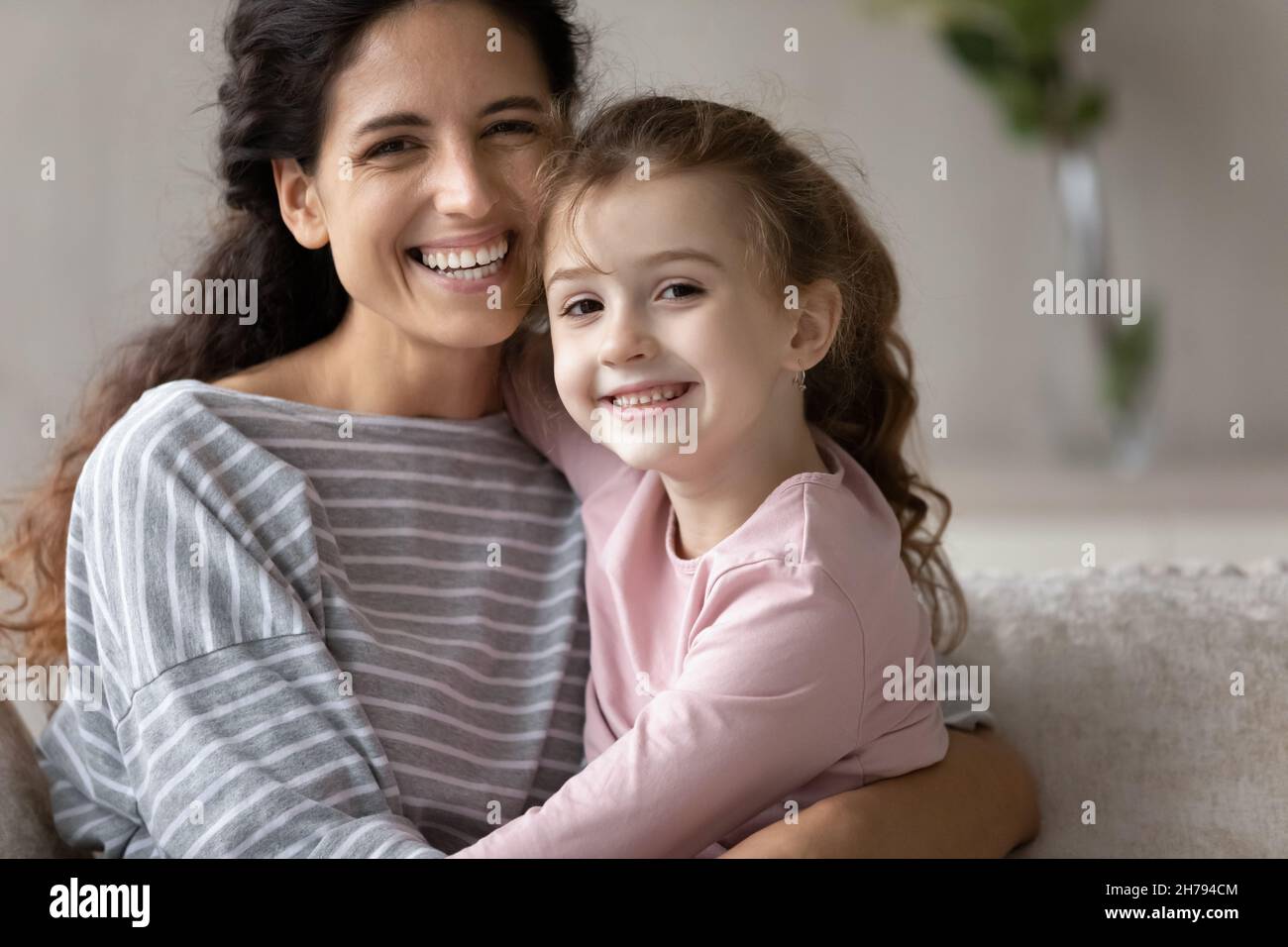 Testa ritratto scatto felice madre con la figlia piccola hugging Foto Stock