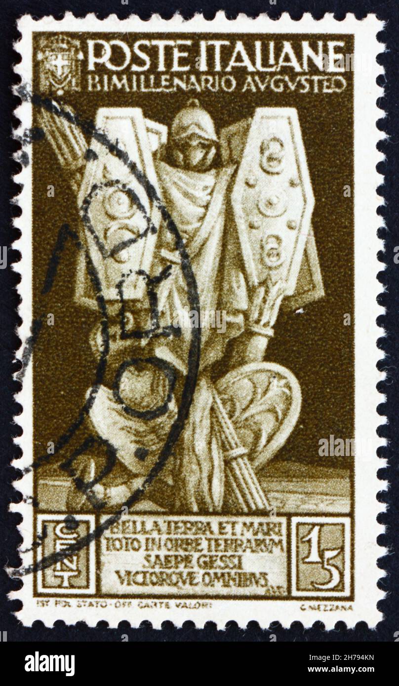 ITALIA - CIRCA 1937: Un francobollo stampato in Italia mostra i Trofei dell'Esercito, 2000° anniversario della nascita dell'imperatore Augusto Cesare Octavianus, circa 193 Foto Stock