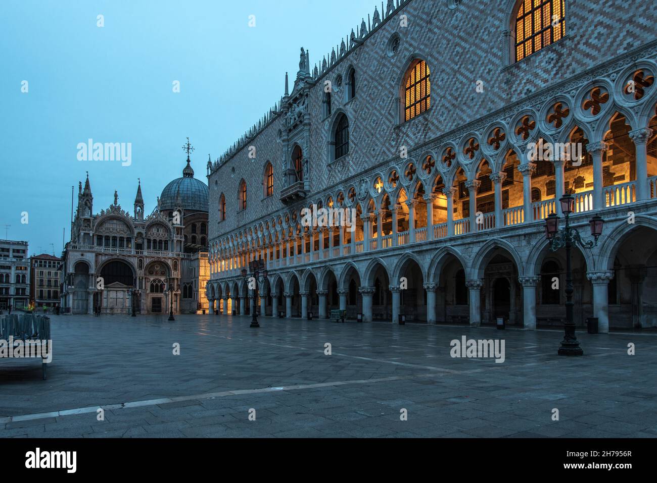 Palazzo Ducale illuminato a Venezia al mattino presto, Italia Foto Stock