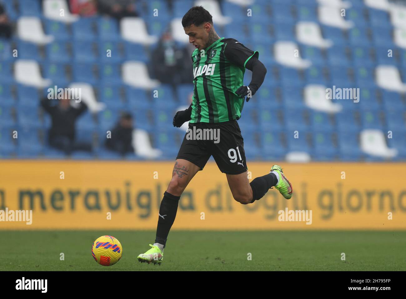 Gianluca Scamacca (Stati Uniti Sassuolo) nel corso degli USA Sassuolo vs Cagliari Calcio, partita di calcio italiana a Reggio Emilia, novembre 21 2021 Foto Stock