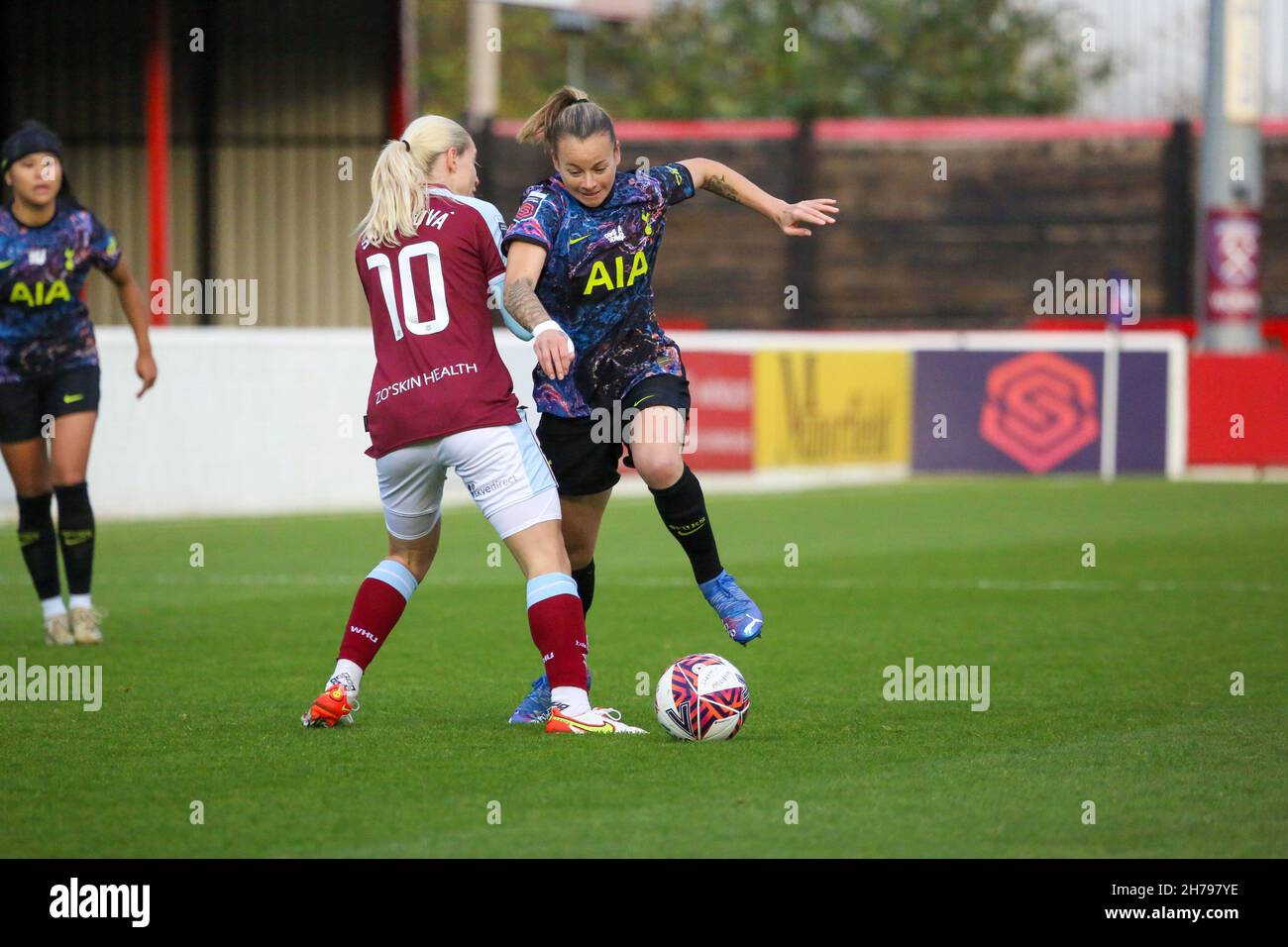 Londra, Inghilterra, 21 Novembre 2 Kit Graham (16 Tottenham Hotsppur) batte con Katerina Svitoka (10 West Ham) durante la partita della fa Womens Super League tra West Ham Utd e Tottenham Hotspur al Chigwell Construction Stadium di Londra, Inghilterra Foto Stock