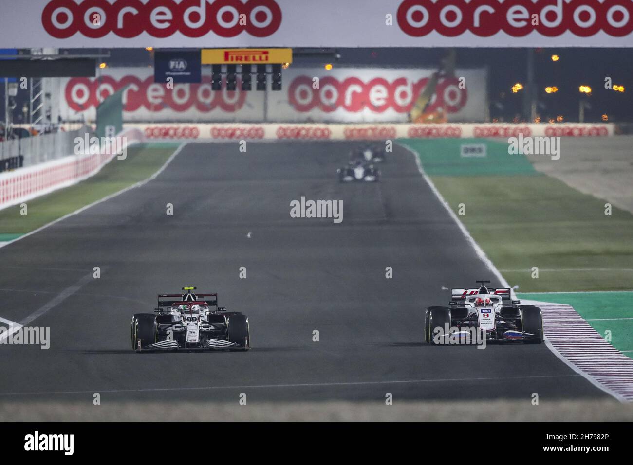 99 GIOVINAZZI Antonio (ita), Alfa Romeo Racing ORLEN C41, azione sorpassa 09 MAZEPIN Nikita (rus), Haas F1 Team VF-21 Ferrari, azione nel corso della Formula 1 Ooredoo Qatar Grand Prix 2021, 20° round del FIA Formula uno World Championship 2021 dal 19 al 21 novembre, 2021 sul circuito internazionale di Losail, a Lusail, Qatar - Foto: Florent Gooden/DPPI/LiveMedia Foto Stock