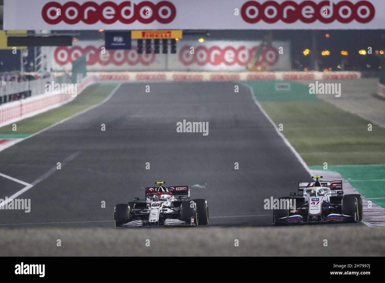 99 GIOVINAZZI Antonio (ita), Alfa Romeo Racing ORLEN C41, sorpassa 47 SCHUMACHER Mick (ger), Haas F1 Team VF-21 Ferrari, in azione durante il Gran Premio di Formula 1 Ooredoo Qatar 2021, 20° round del 2021 Campionato Mondiale di Formula 1 FIA dal 19 al 21 novembre 2021 sul circuito Internazionale di Losail, A Lusail, Qatar - Foto: Florent Gooden/DPPI/LiveMedia Foto Stock