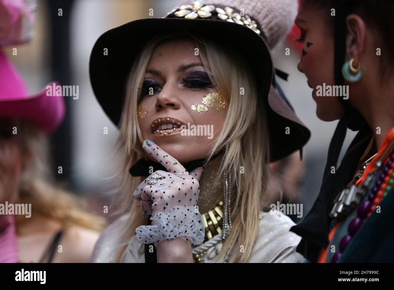 A Models espone la collezione di Pierre Garroudi durante la sfilata di moda flash mob a Londra, Regno Unito Foto Stock