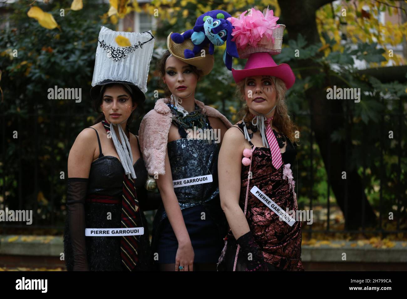 I modelli mostrano la collezione di Pierre Garroudi durante la sfilata di moda flash mob a Londra, Regno Unito Foto Stock