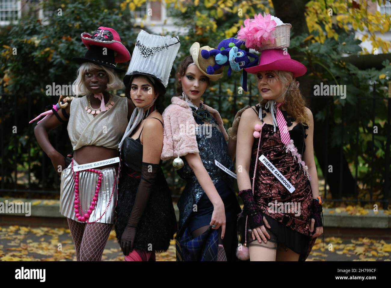 I modelli mostrano la collezione di Pierre Garroudi durante la sfilata di moda flash mob a Londra, Regno Unito Foto Stock