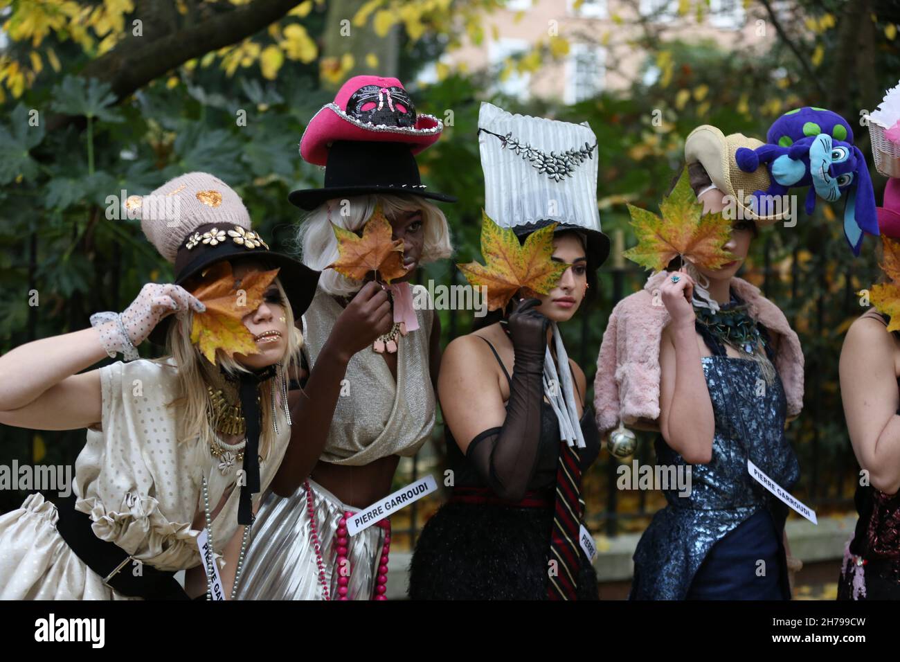 I modelli mostrano la collezione di Pierre Garroudi durante la sfilata di moda flash mob a Londra, Regno Unito Foto Stock