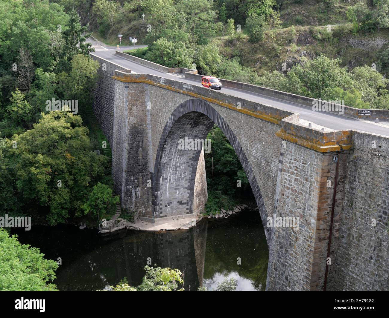 Ponte ad arco del 19 ° secolo sul fiume Allier, Vieille-Brioude, dipartimento della Haute-Loire, regione Auvergne-Rhône-Alpes, Francia Foto Stock