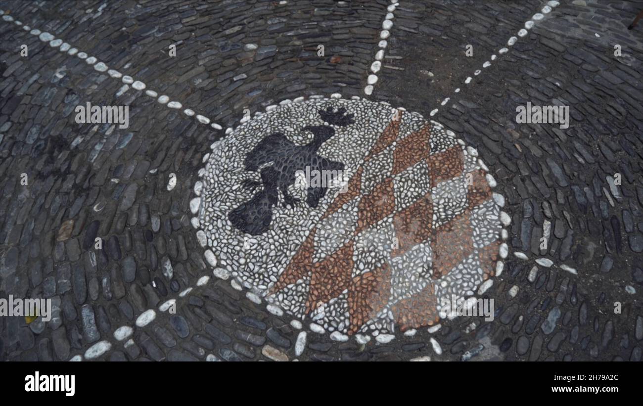 Primo piano del mosaico lastricato, aquila nera con corona e rombo rosso. Simboli nazionali dell'Indonesia Foto Stock