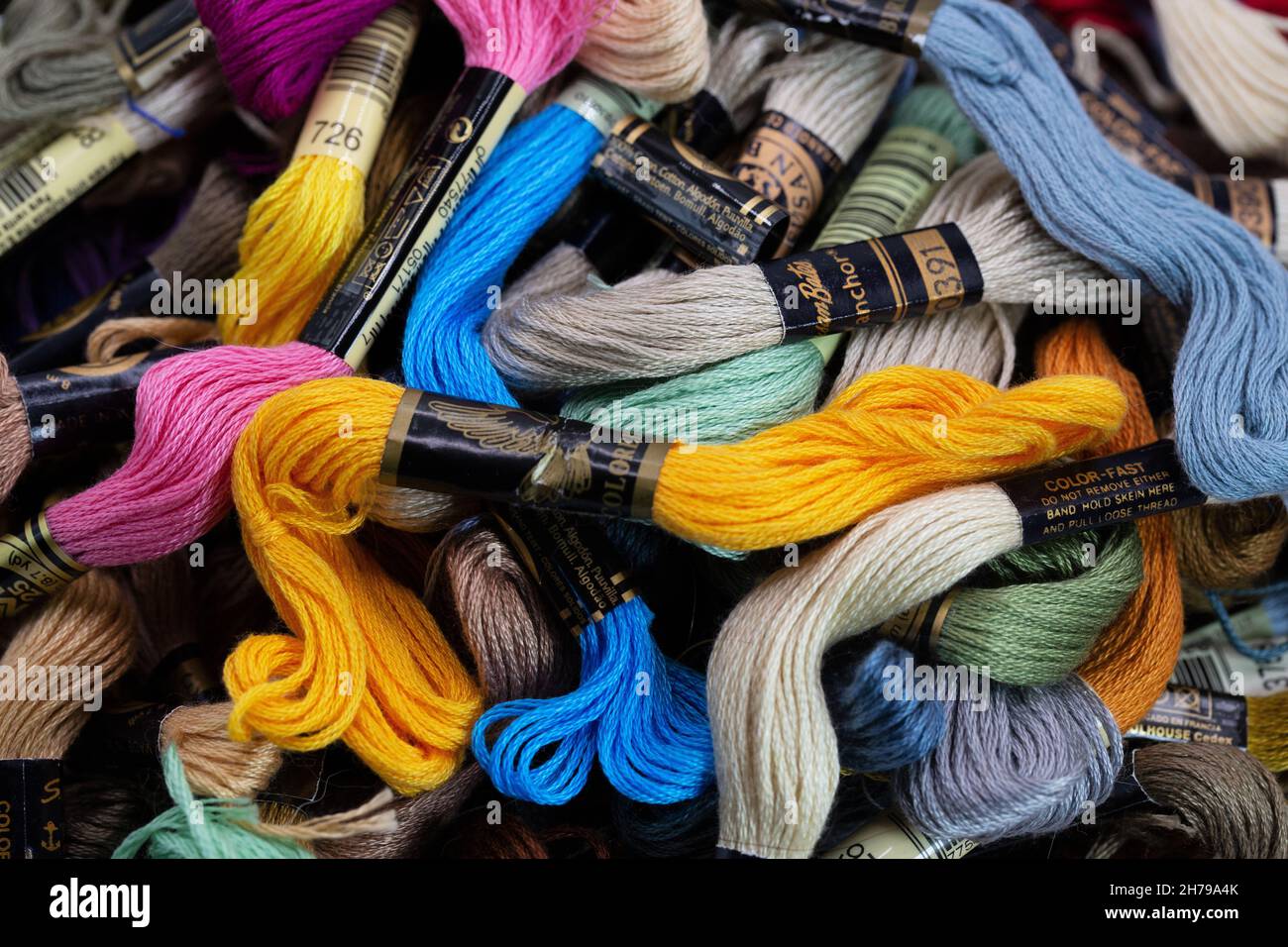Un mucchio saltato di fili ricamati di colori diversi. Foto Stock