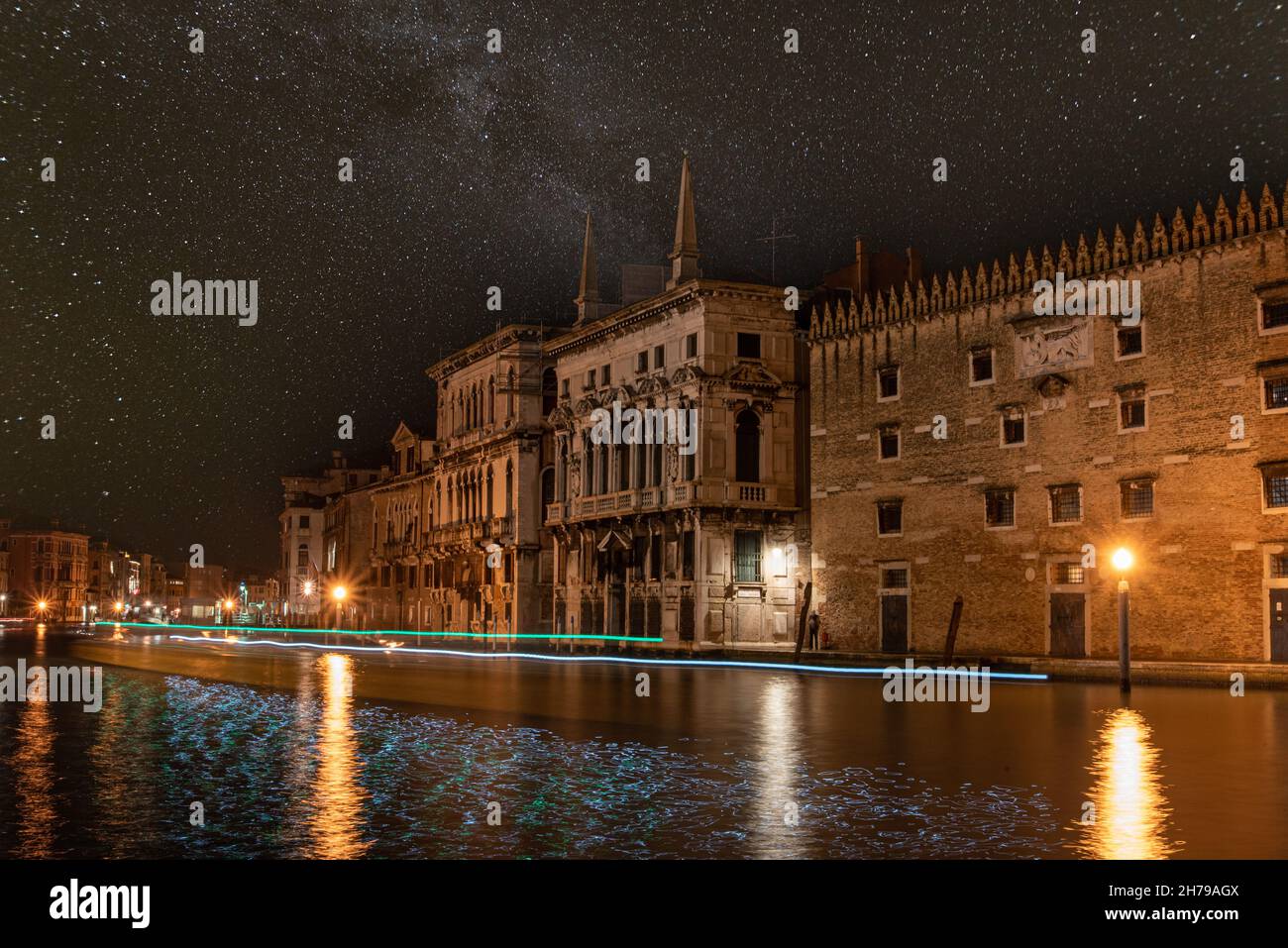 Vista sul Canal Grande di notte, Barche che passano, Venezia, Italia Foto Stock
