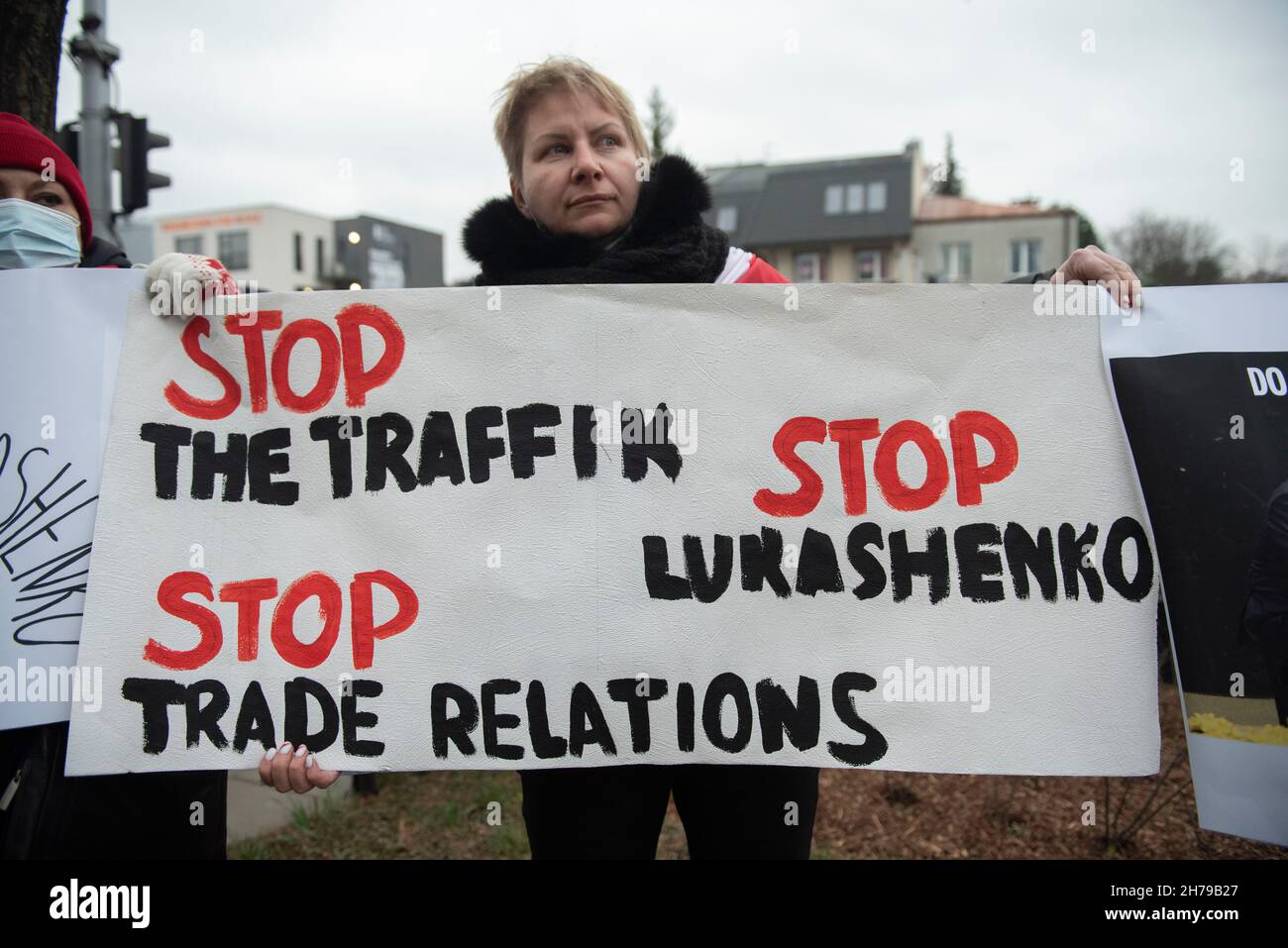 Varsavia, Varsavia, Polonia. 21 Nov 2021. Un dimostratore tiene un cartello durante una protesta davanti all'ambasciata bielorussa il 21 novembre 2021 a Varsavia, Polonia. Alcune decine di bielorussi che vivono in Polonia sono stati massacrati davanti all'ambasciata bielorussa per protestare contro la crisi migratoria al confine tra Polonia e Bielorussia, orchestrata da Aleksander Lukashenko in risposta alle sanzioni applicate dall'Unione europea (UE). I manifestanti chiedono un aumento delle sanzioni, l'interruzione di tutte le relazioni commerciali tra Polonia e Bielorussia e l'arresto della lobby da parte dei lavoratori dell'ambasciata bielorussa Foto Stock