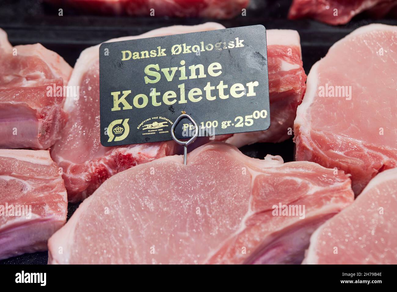 Braciole biologiche di maiale con cartello, "Dansk økologisk, Swine Koteletter" (braciole danesi biologiche, di maiale); Danimarca Foto Stock