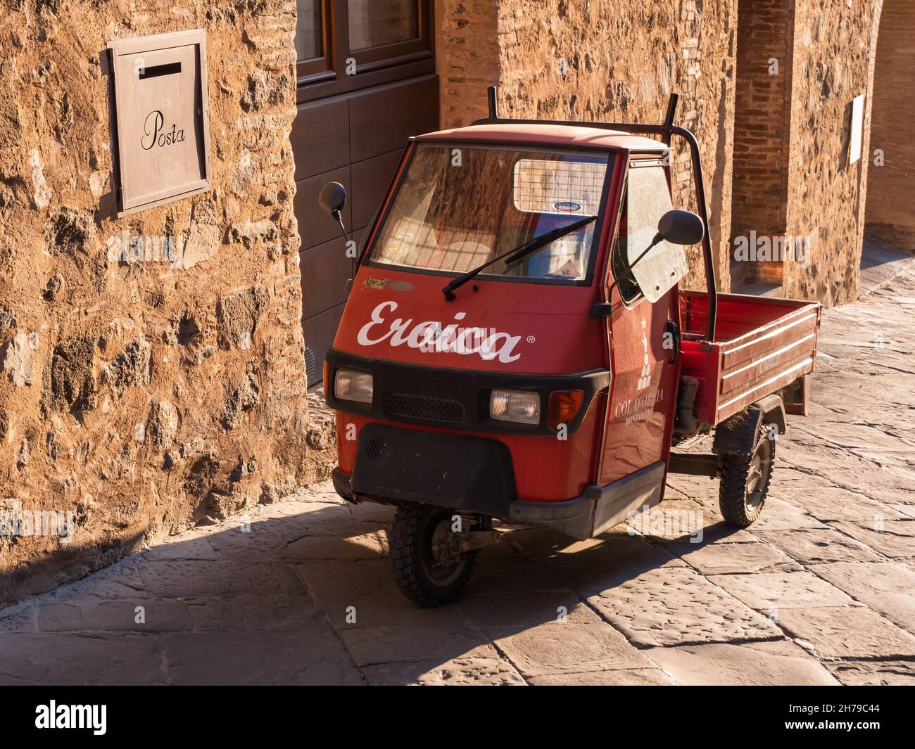 Montalcino, Italia - Agosto 12 2021: Piaggio Ape 50 Mini Car o veicolo commerciale leggero a tre ruote. Foto Stock