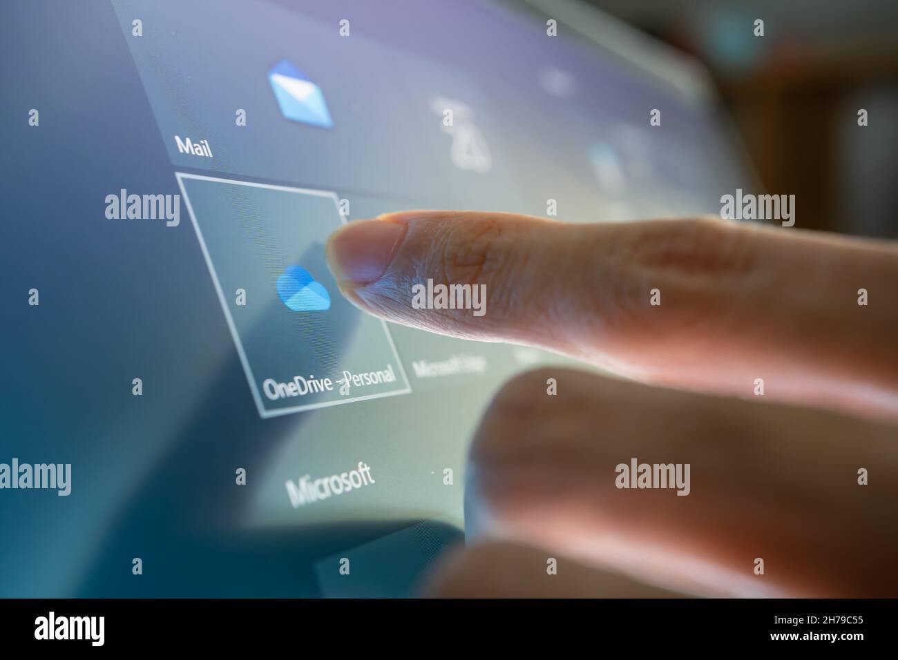 Bangkok, Thailandia - 20 novembre 2021 : utente di computer che tocca Microsoft OneDrive, un servizio di hosting di file sviluppato da Microsoft. Foto Stock