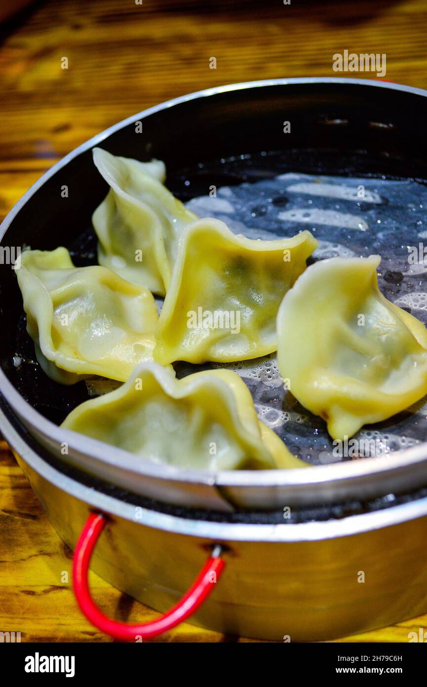 Gnocchi a vapore cinesi nel vaporetto di bambù Foto Stock