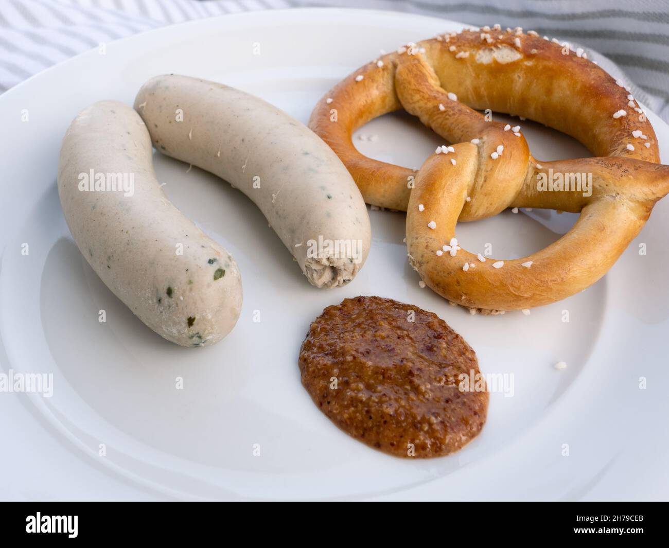 Weisswurst salsiccia bianca bavarese o tedesca con Pretzel e senape dolce Foto Stock