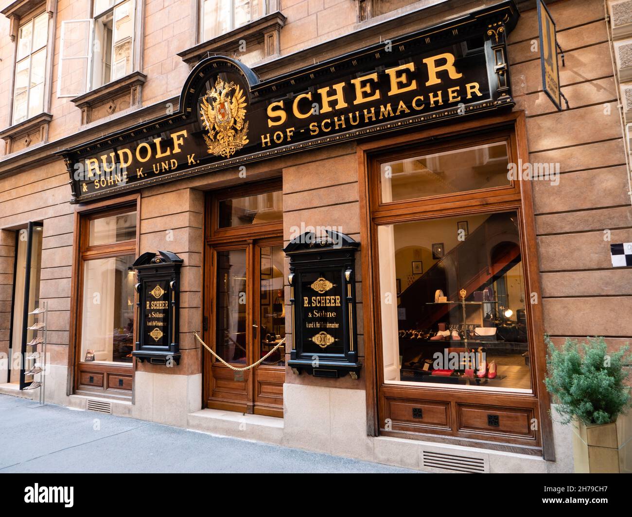 Vienna, Austria - Settembre 25 2021: Rudolf Scheer k. u. k. Hof - Schuhmacher di lusso su misura Shoemaker, Cobbler e Bootmaker alla corte imperiale di Foto Stock
