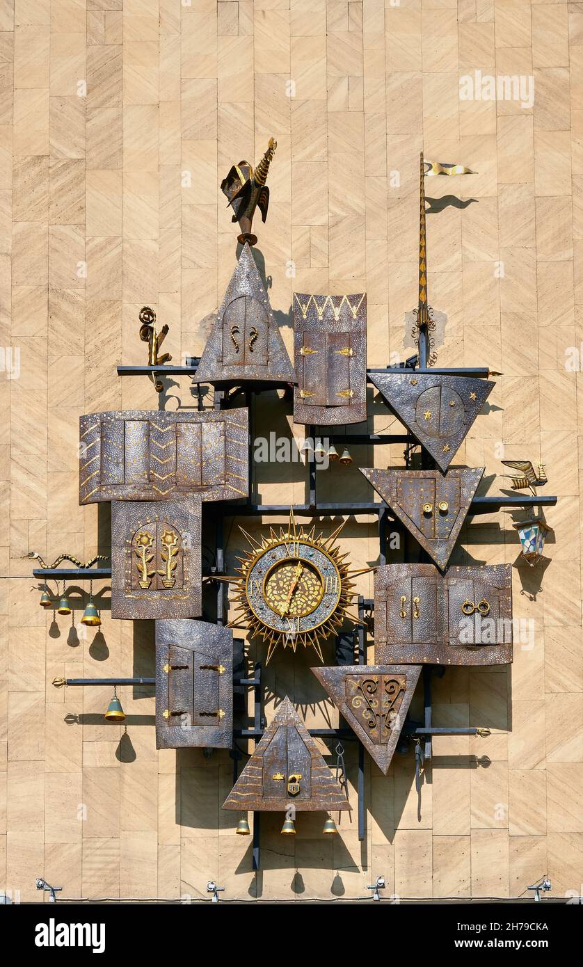 Unico grande orologio da parete dello state Academic Central Puppet Theater, che prende il nome da S.V. Obraztsov, punto di riferimento: Mosca, Russia - 13 settembre 2021 Foto Stock