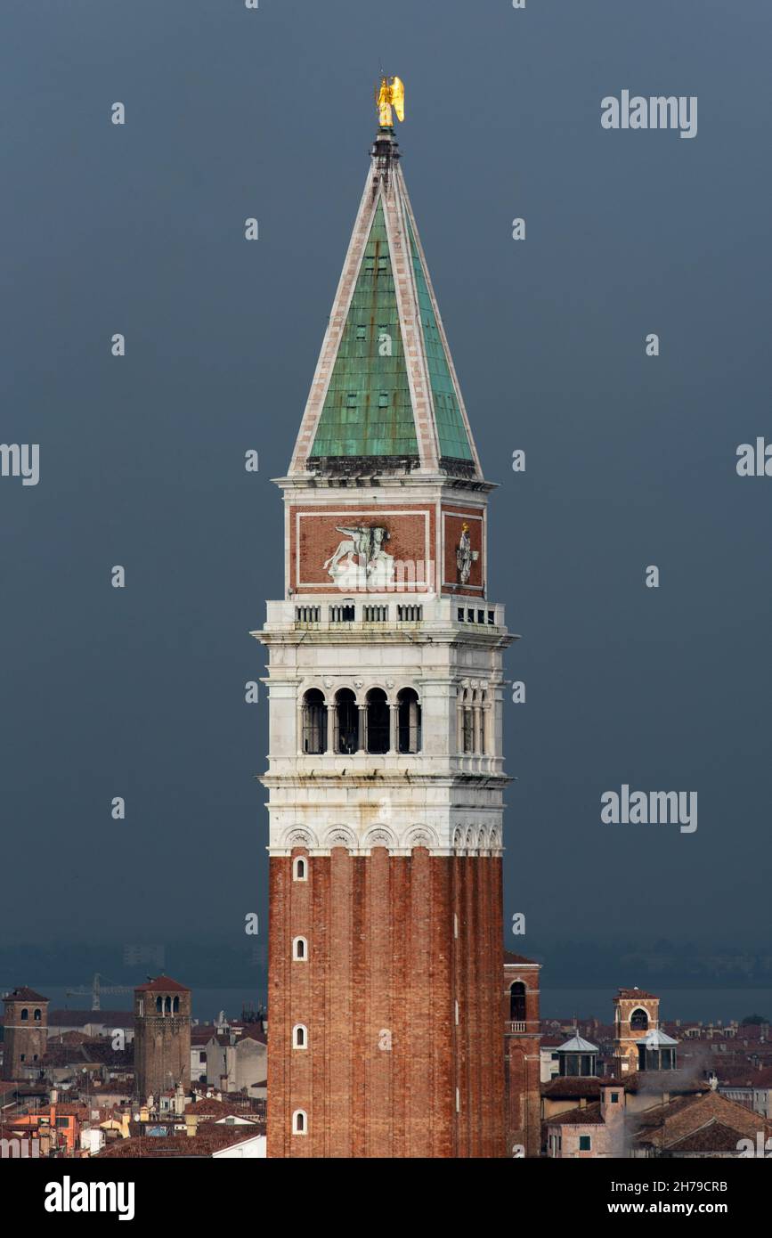 Campanile della Basilica di San Marco a Venezia durante il tempo piovoso, vista da San Giorgio maggiore, Italia Foto Stock