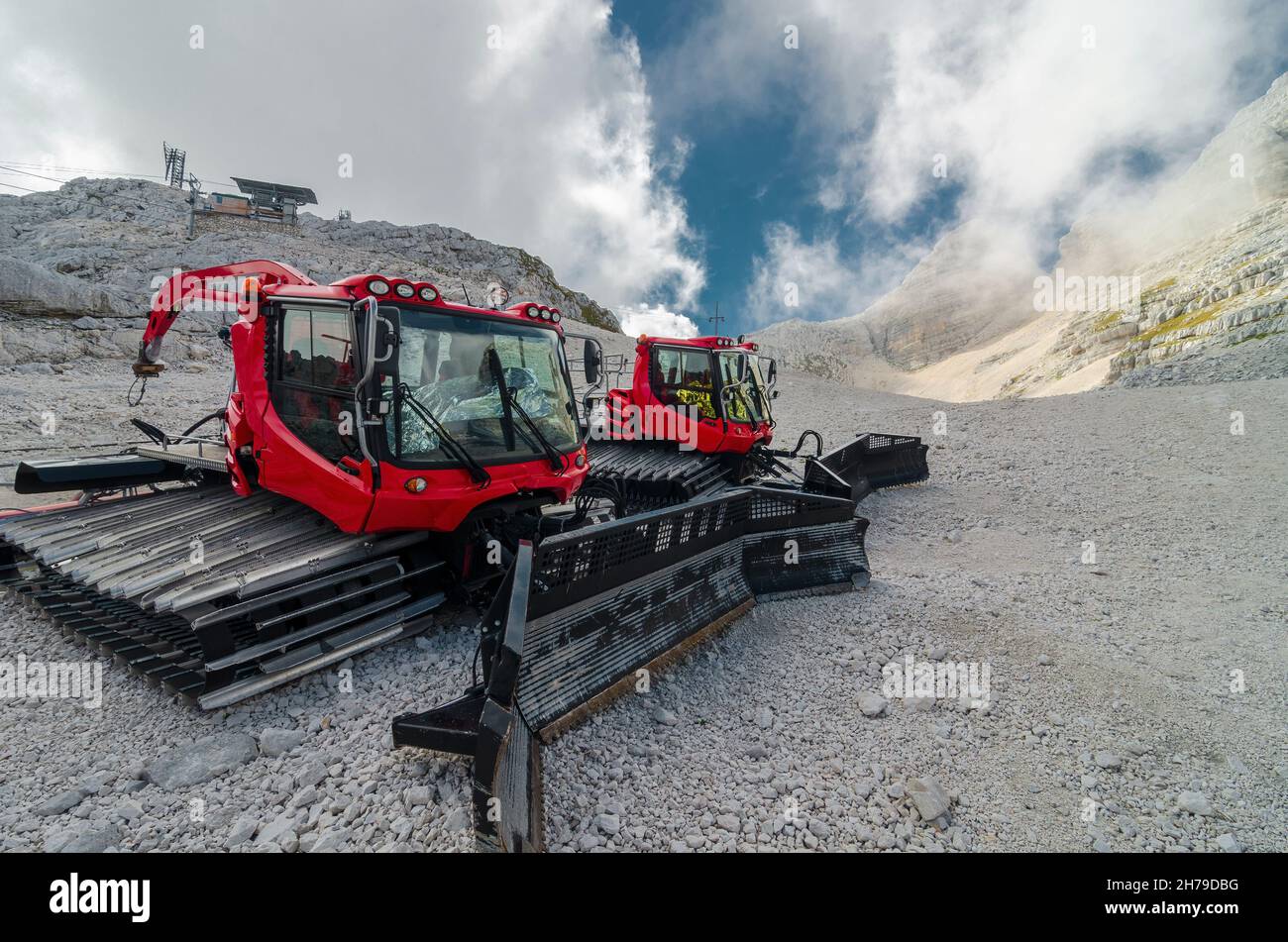 I Ratraks sono pronti per la stagione sciistica nella stazione sciistica. Kanin, valle di Soca, Slovenia Foto Stock