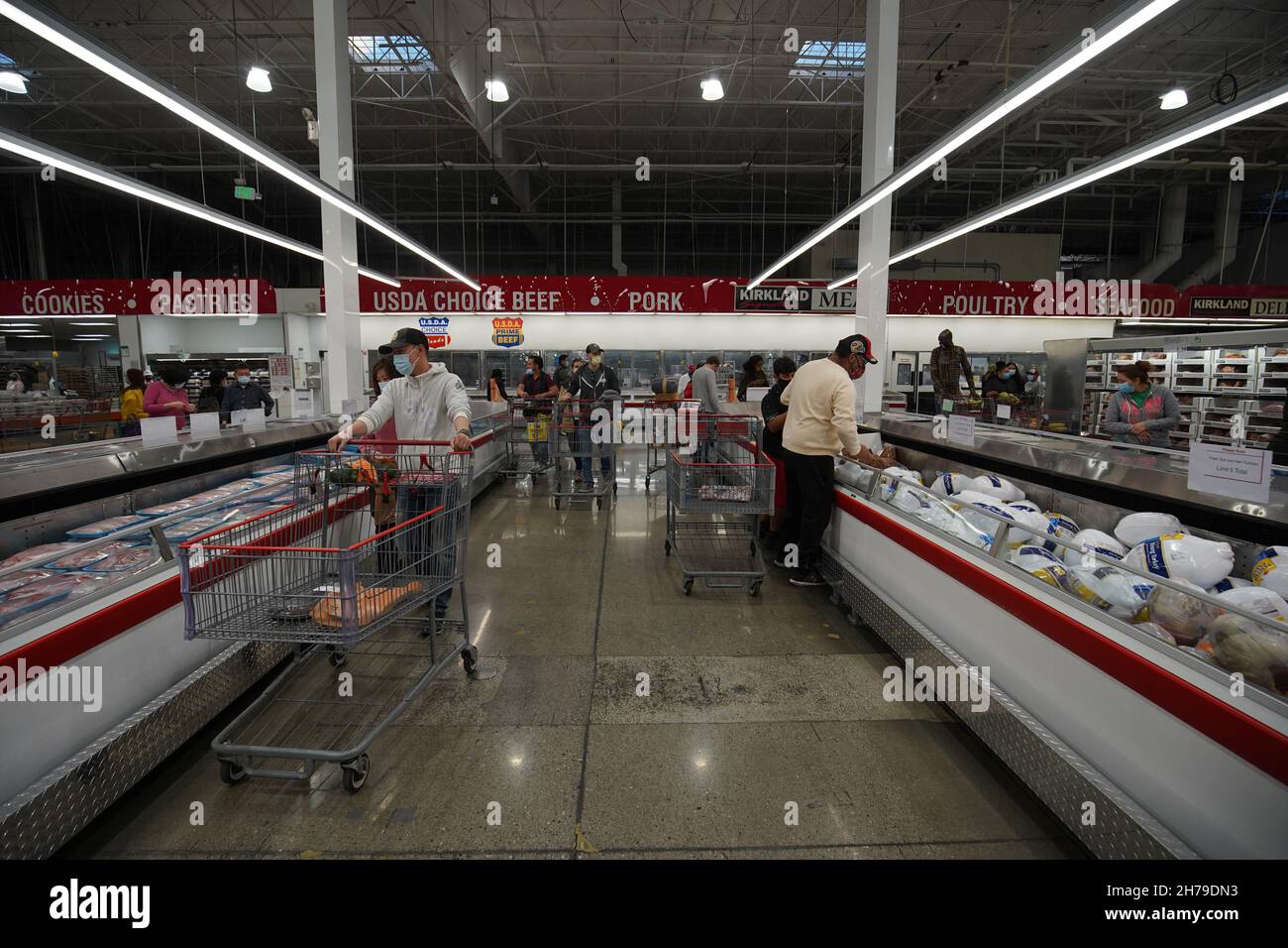 La gente che indossa le maschere facciali è veduto lo shopping ad un deposito di Costco.prima della festa di ringraziamento, gli acquirenti hanno fatto una corsa dell'ultimo minuto ai depositi della drogheria per le forniture di ringraziamento. Foto Stock