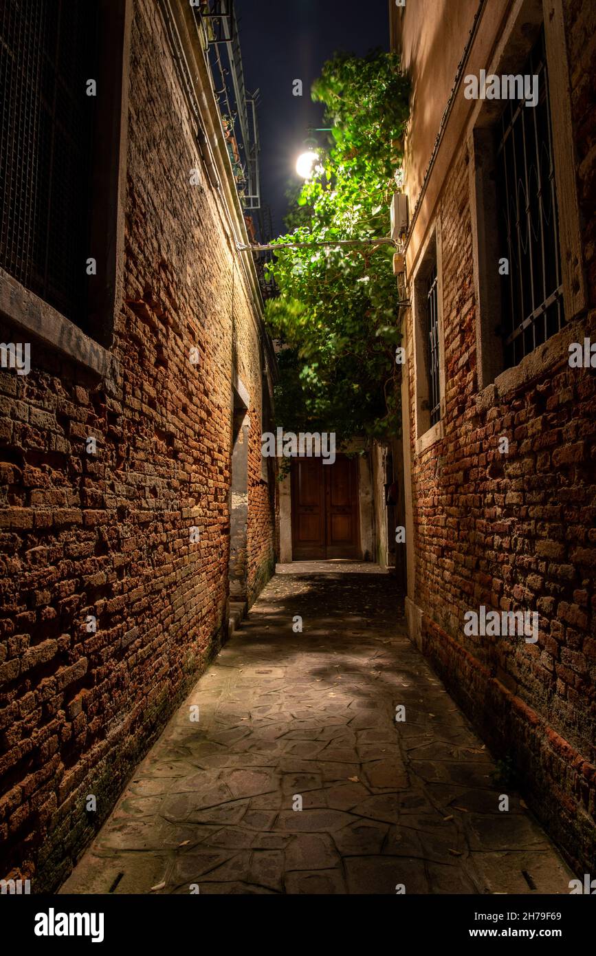 Vecchio muro di mattoni in un vicolo stretto nel distretto di Cannaregio, Venezia, Italia Foto Stock