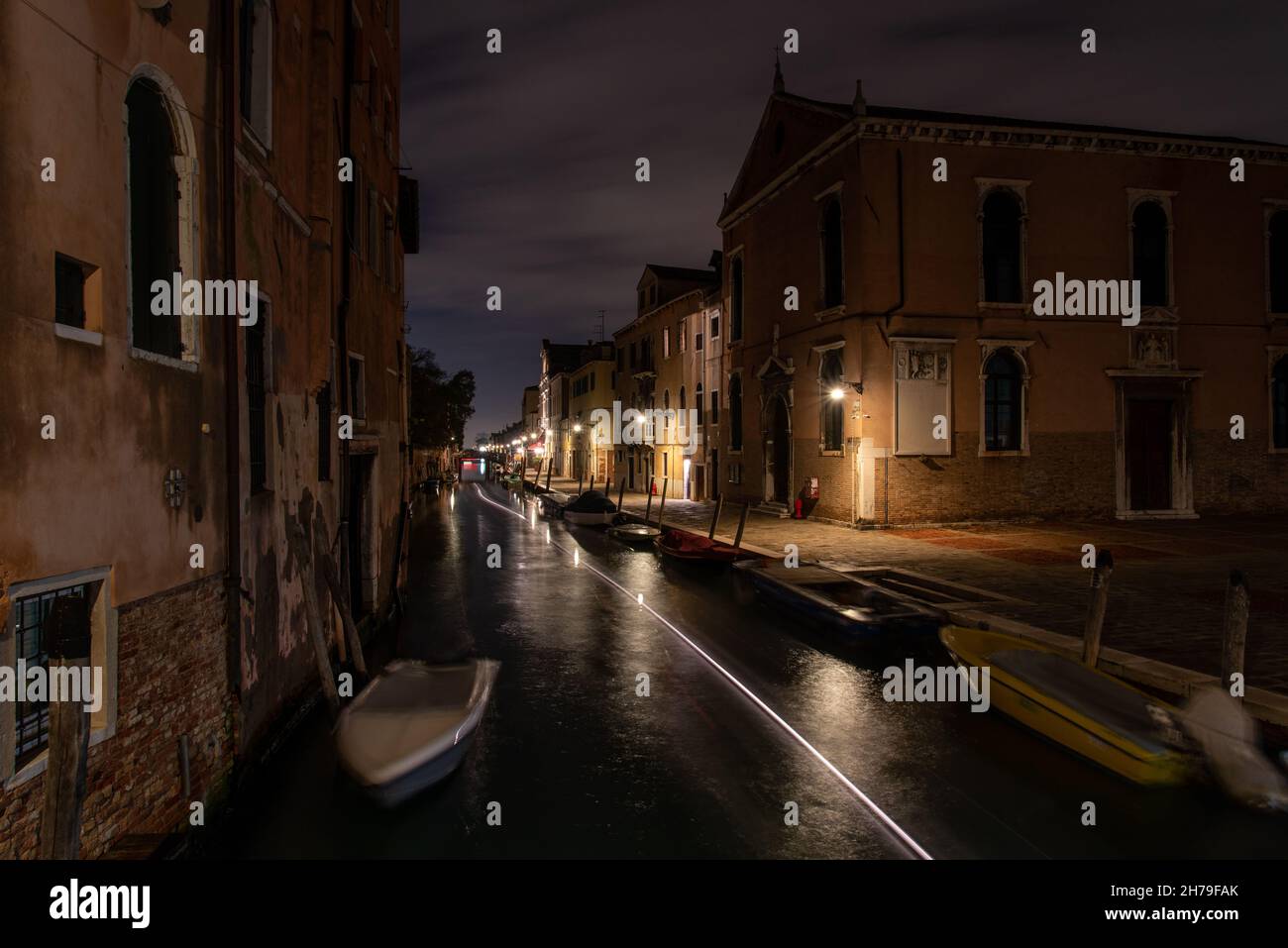 Canale tranquillo nel distretto di Cannaregio di notte, Venezia, Italia Foto Stock