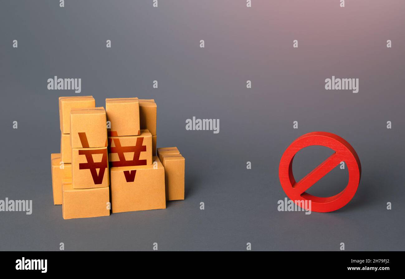 La corea del Sud ha vinto le scatole di merci e il simbolo di divieto NO. Guerre commerciali. Eccesso di alimentazione. Confisca del contrabbando. Carenza di merci. Sanzioni e embargo. Foto Stock