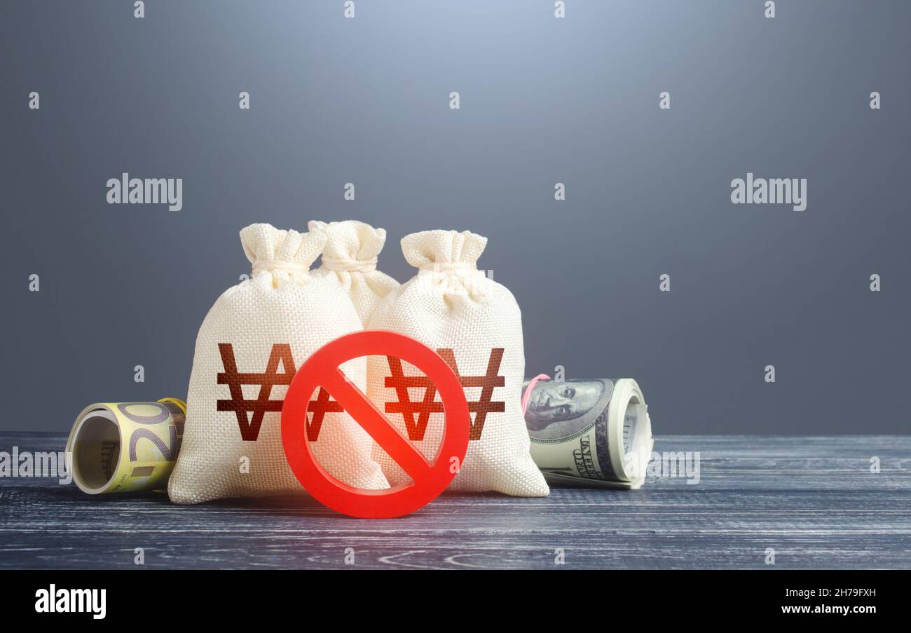 la corea del Sud ha vinto borse di denaro e il simbolo rosso di divieto n. sanzioni. Crisi economica. Congelamento dei beni, divieto delle transazioni. Deflusso dell'esportazione di capitali re Foto Stock