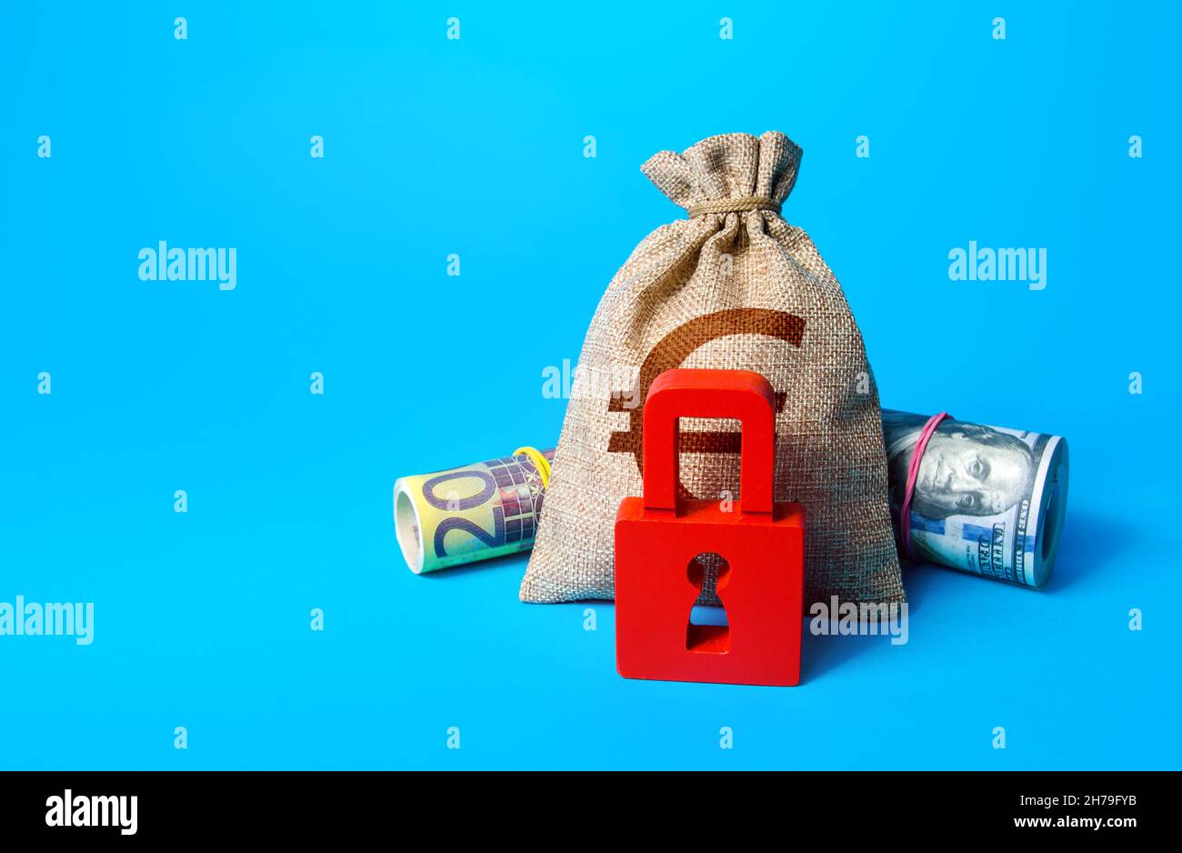 Borsa euro e lucchetto rosso. Sanzioni e restrizioni. Congelamento dei beni, sequestro dei risparmi e dei beni. Restrizioni sulle transazioni. Non disponibile Foto Stock