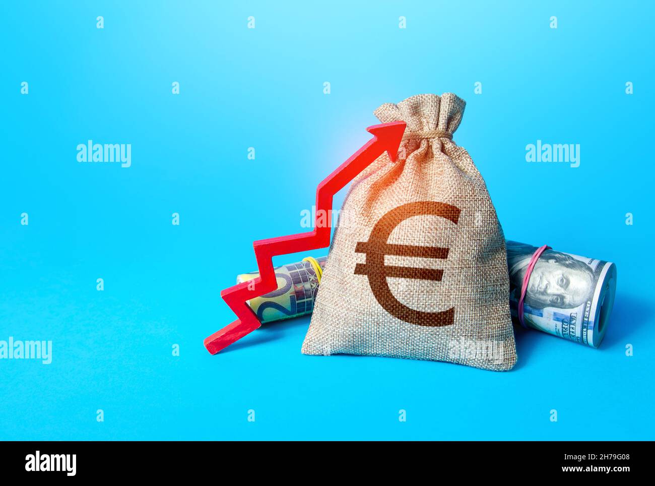 Borsa euro e freccia rossa verso l'alto. Crescita economica, PIL. Aumento dei profitti, tasse di bilancio. Investimenti. Aumento del tasso di deposito. Aumentare il reddito e bu Foto Stock