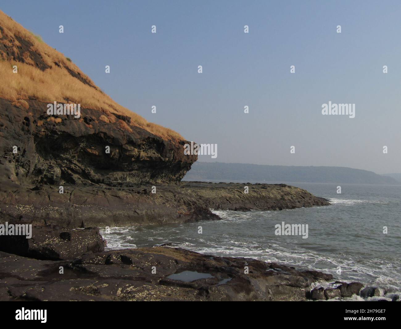 Spiaggia rocciosa scolpita dal vento di Harihareshwar, MH, India Foto Stock