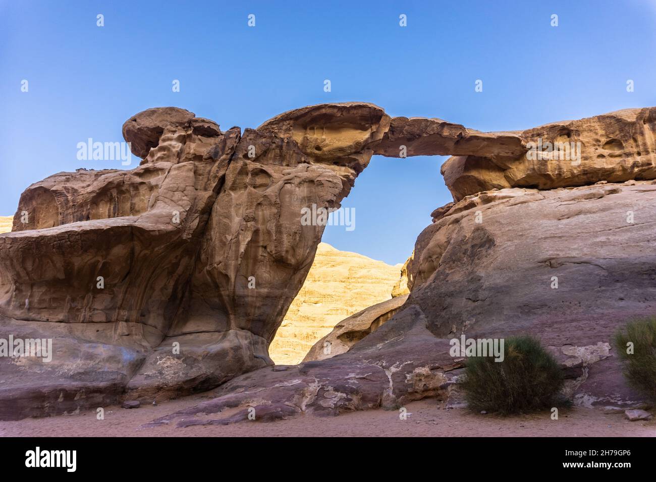 Suggestivo ponte di terra alto sopra il fondo della valle a Wadi Rum, Giordania Foto Stock