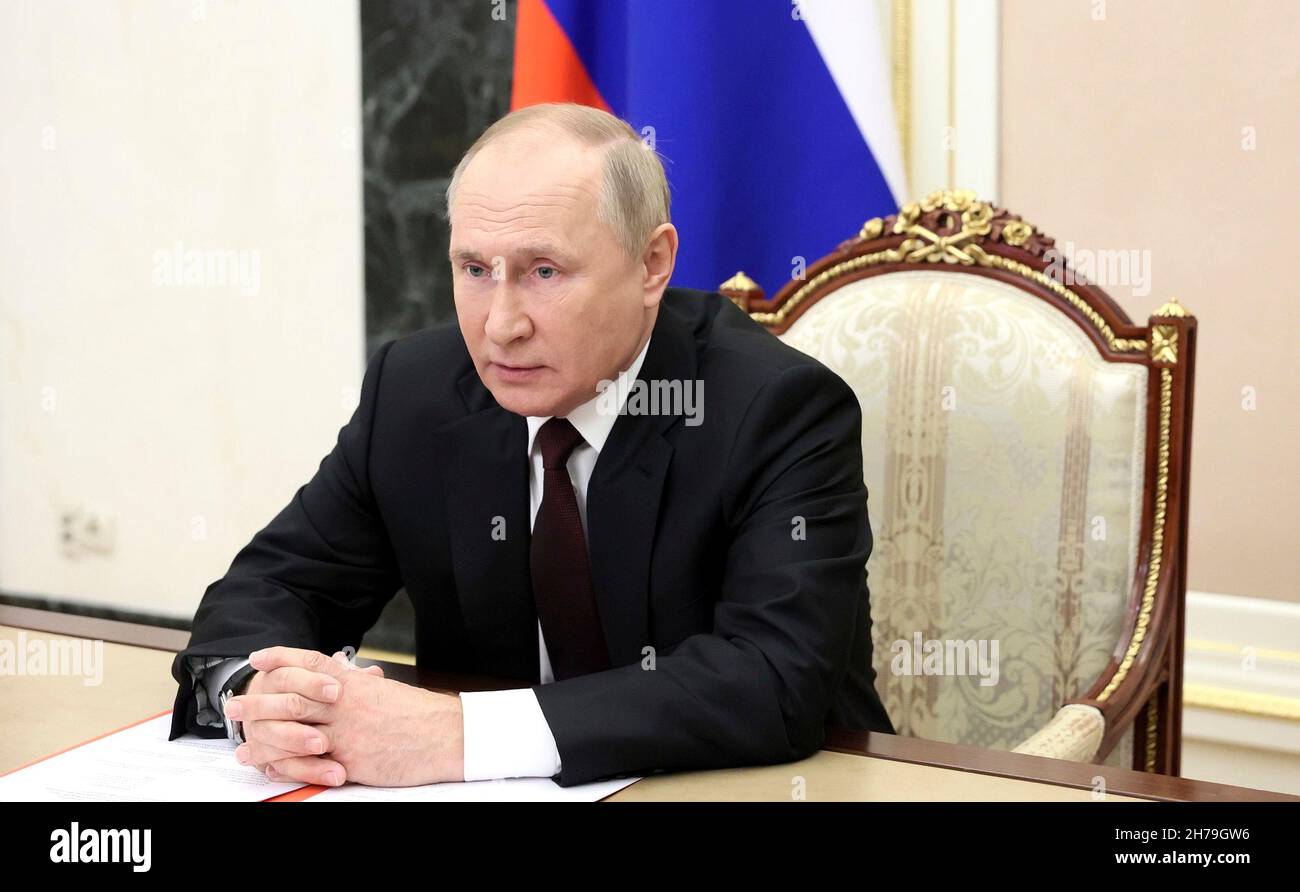 Mosca, Russia. 19 novembre 2021. Il presidente russo Vladimir Putin presiede un incontro con i membri del Consiglio di sicurezza tramite videoconferenza al Cremlino, il 19 novembre 2021 a Mosca, Russia. Credit: Mikhail Metzel/Kremlin Pool/Alamy Live News Foto Stock