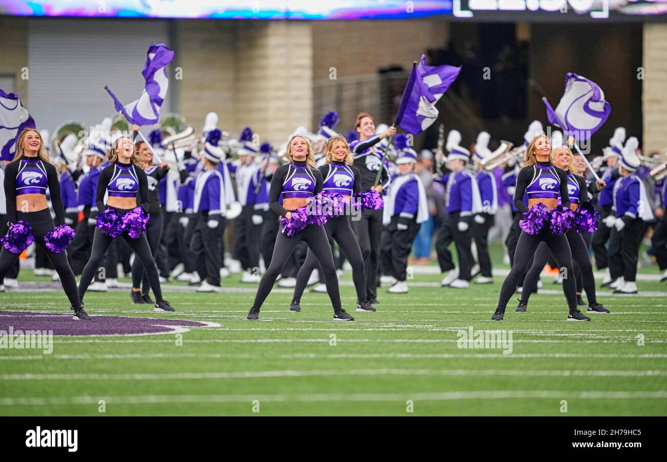 Kansas state University. 20 Nov 2021. Il Pride of Wildcat Land intrattiene la folla durante la premiazione alla Kansas state University. Manhattan, Kansas. I Baylor Bears sconfissero i Kansas state Wildcats 20-10. Jon Robichaud/CSM/Alamy Live News Foto Stock