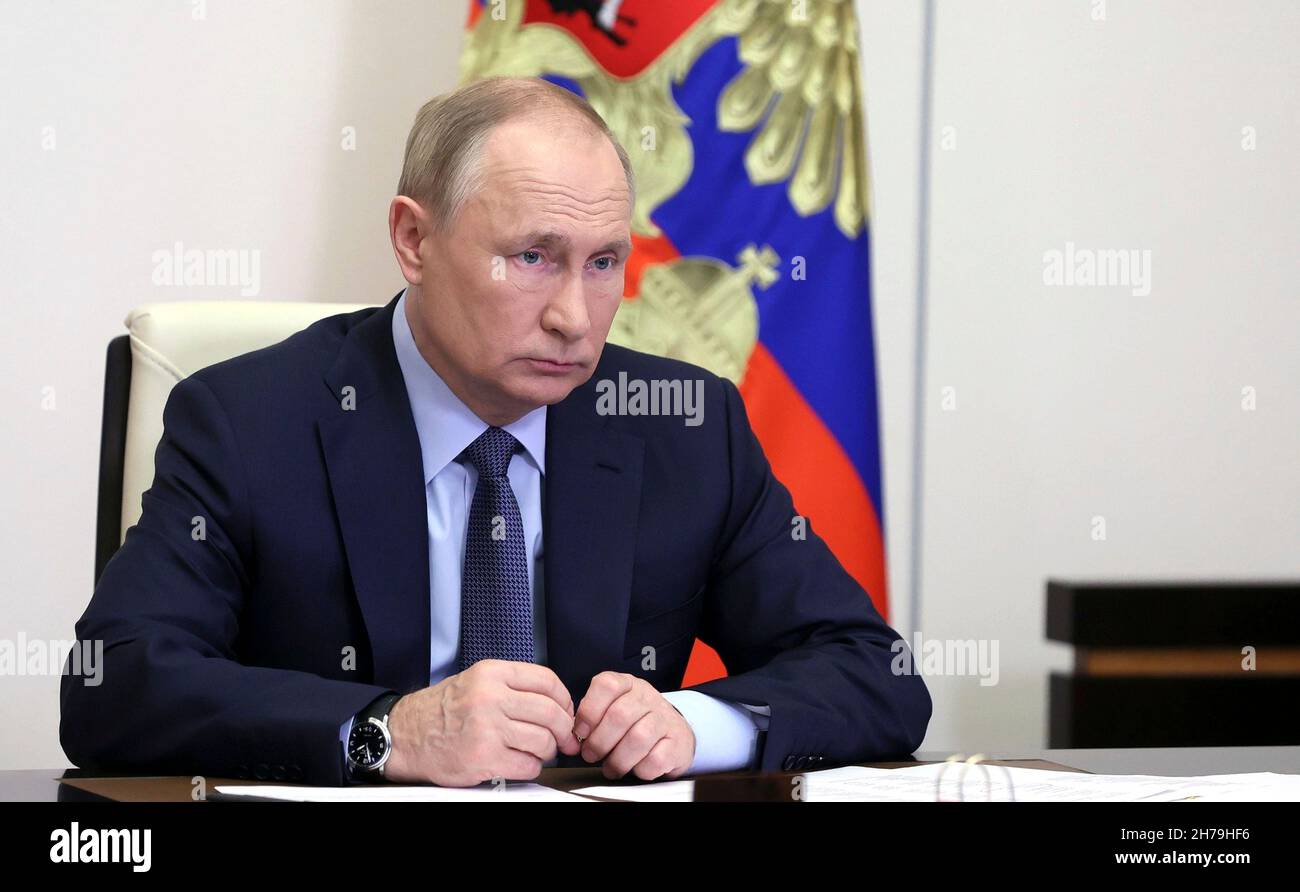 Mosca, Russia. 17 novembre 2021. Il presidente russo Vladimir Putin presiede un incontro per discutere lo sviluppo delle tecnologie genetiche attraverso una videoconferenza della residenza ufficiale di Stato Novo-Ogaryovo, 17 novembre 2021 fuori Mosca, Russia. Credit: Mikhail Metzel/Kremlin Pool/Alamy Live News Foto Stock