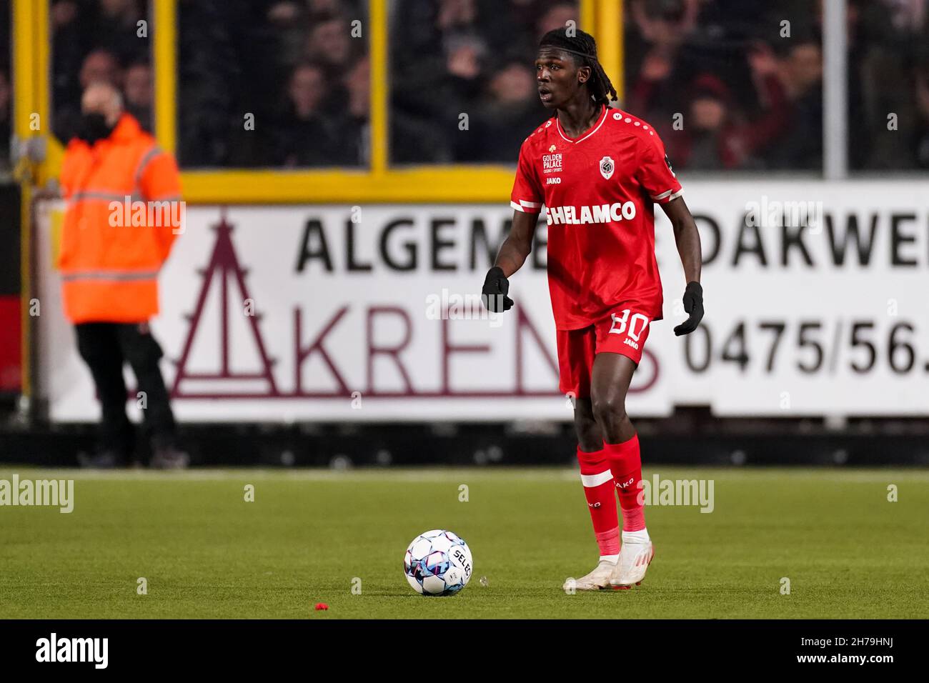 SINT-TRUIDEN, BELGIO - NOVEMBRE 21: Pierre Dwomoh del Royal Antwerp FC durante la partita della Jupiler Pro League tra Sint-Truidense VV e Royal Antwerp FC a Stayen il 21 Novembre 2021 a Sint-Truiden, Belgio (Foto di Joris Verwijst/Orange Pictures) Foto Stock