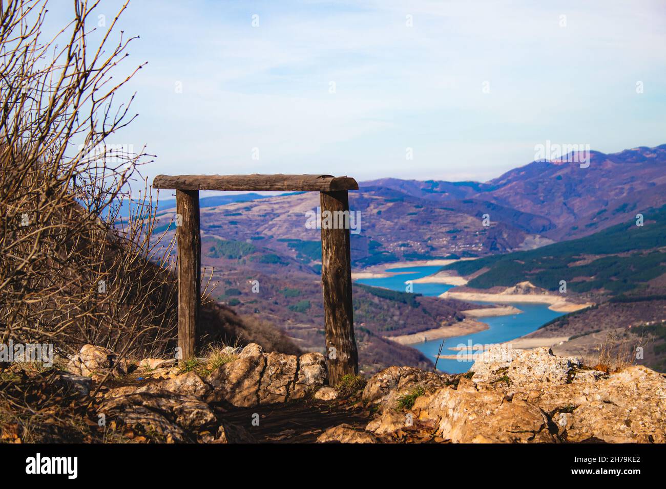 Il fiume blu ondulato del lago nel mezzo delle montagne in autunno con il cielo ultra blu e la panca per riposare. Foto Stock