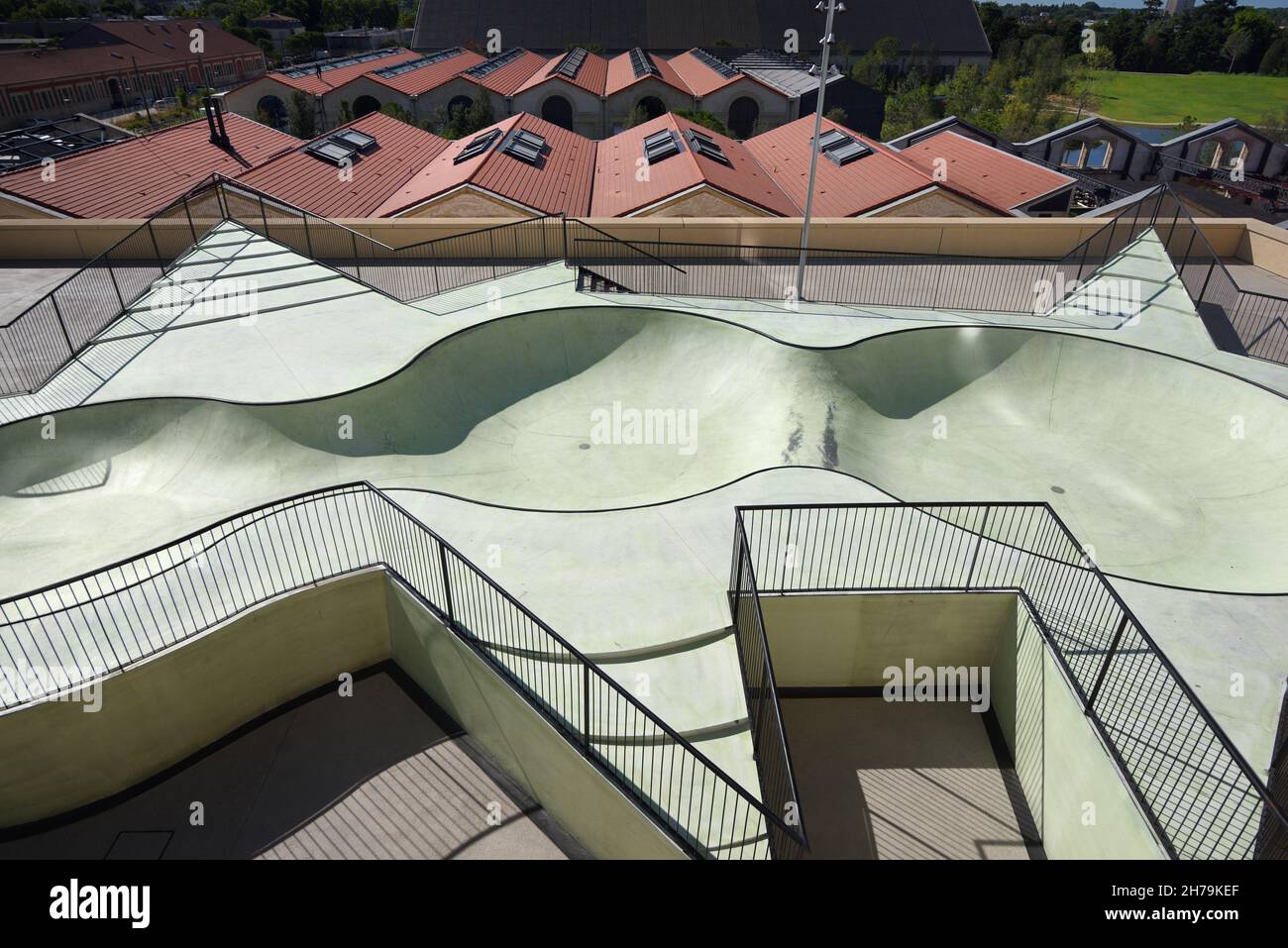 Vista su un moderno e vuoto Skatepark angolare o a forma di stella o Skate Park Arles Provence France Foto Stock