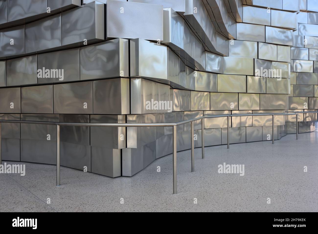 Pannelli in acciaio inossidabile o metallo o rivestimento della facciata DELLA TORRE DI LUMA Arles progettata da Frank Gehry Tower Foto Stock