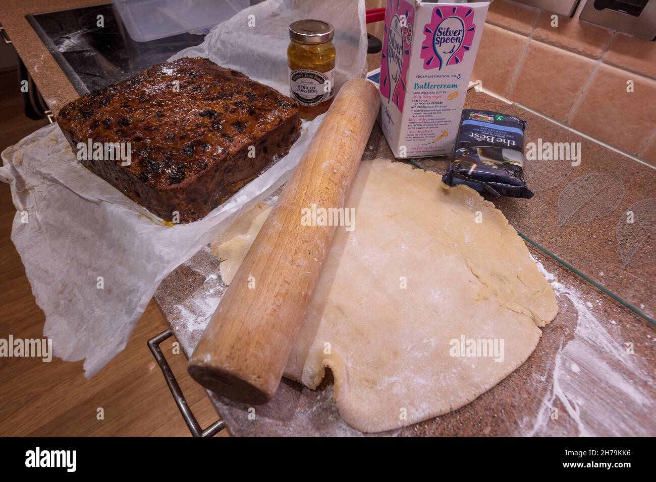 Cottura di una torta di frutta per natale. Foto Stock