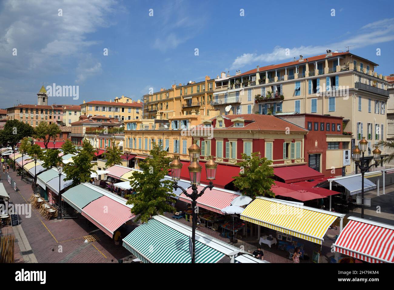 Ammira le colorate bancarelle del mercato all'aperto, il mercato di strada o il giorno delle chiavi a Cours Saleya Nice Alpes-Maritimes France Foto Stock