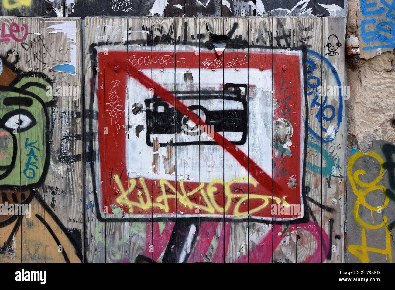 Rustico o dipinto No Photography Sign o Graffiti su Old Garage porta Arles Provence Francia Foto Stock