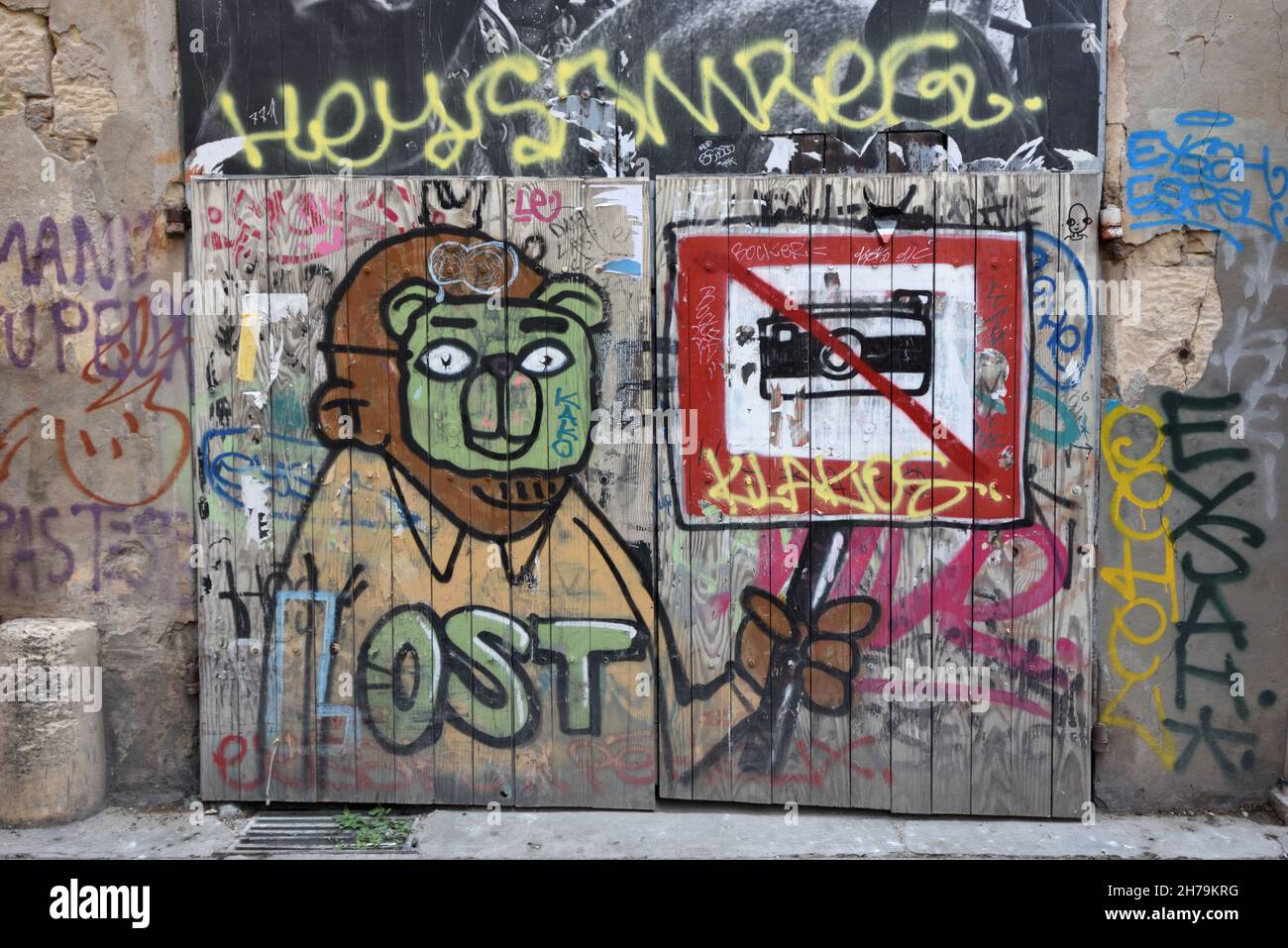 Rustico o dipinto Nessun segno di fotografia Graffiti su Old Garage porta Arles Provence Francia Foto Stock